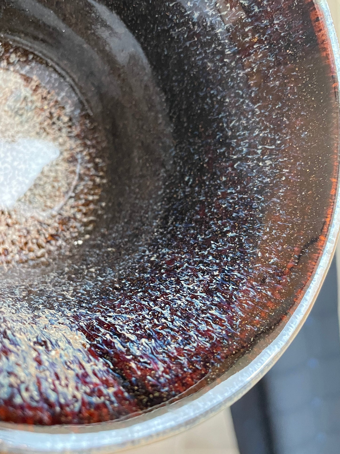 GRANDE TASSE À THÉ, AVENTURINES ALLANT DU ROUGE AU BLEU
