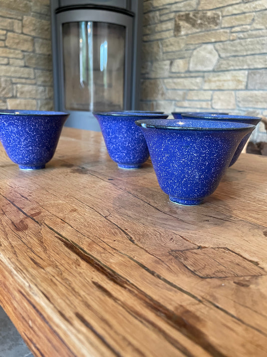 TASSE AU COURBES DÉLICATES, BLEUE